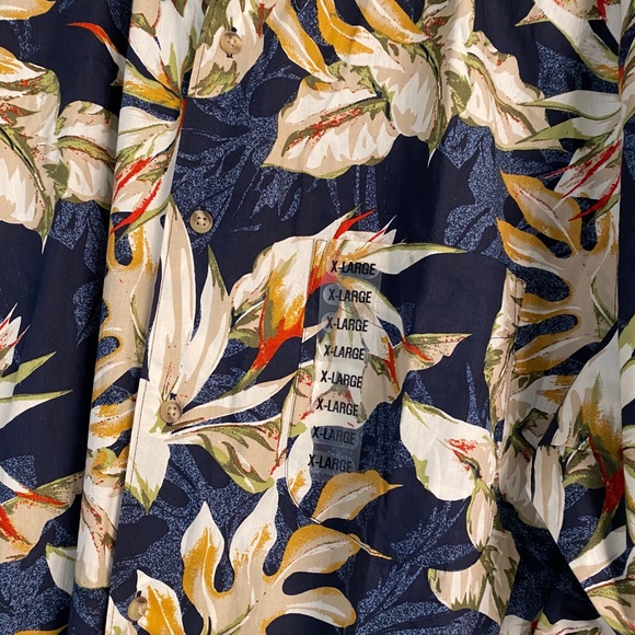 Hawaiian Shirt 🌺 - Picture 2 of 3